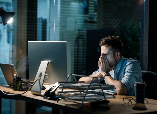 Persona trabajando hasta tarde