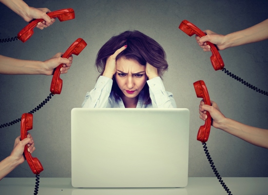 Persona con excesiva carga de trabajo