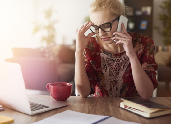 Persona trabajando desde casa