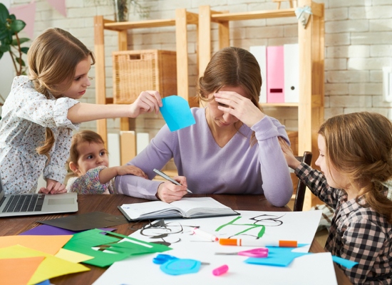 Persona trabajando mientras cuida a sus hijos